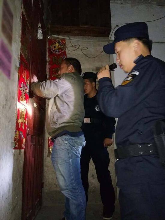 丽江粗心妈妈误将幼女锁家中 民警全城寻开锁师傅开门