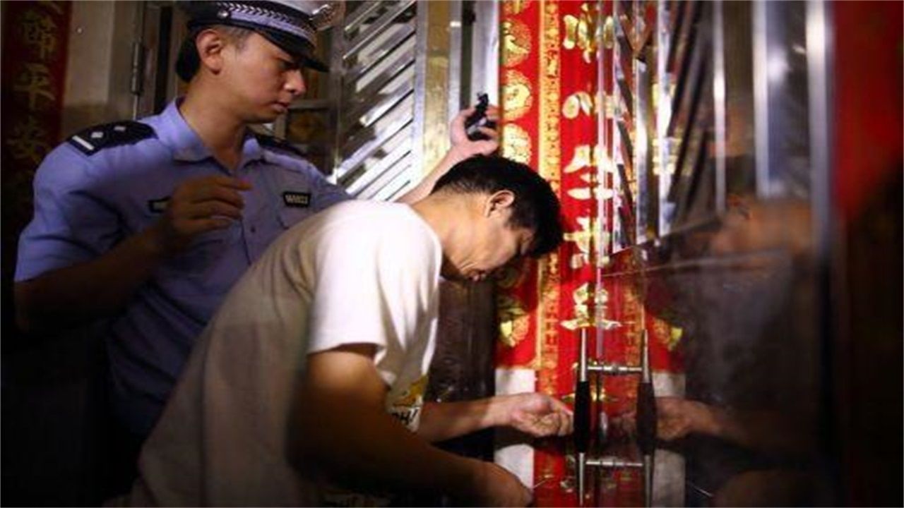 丽江请开锁师傅开了锁后，师傅为什么一般都不进门，就算主人请也不进去？